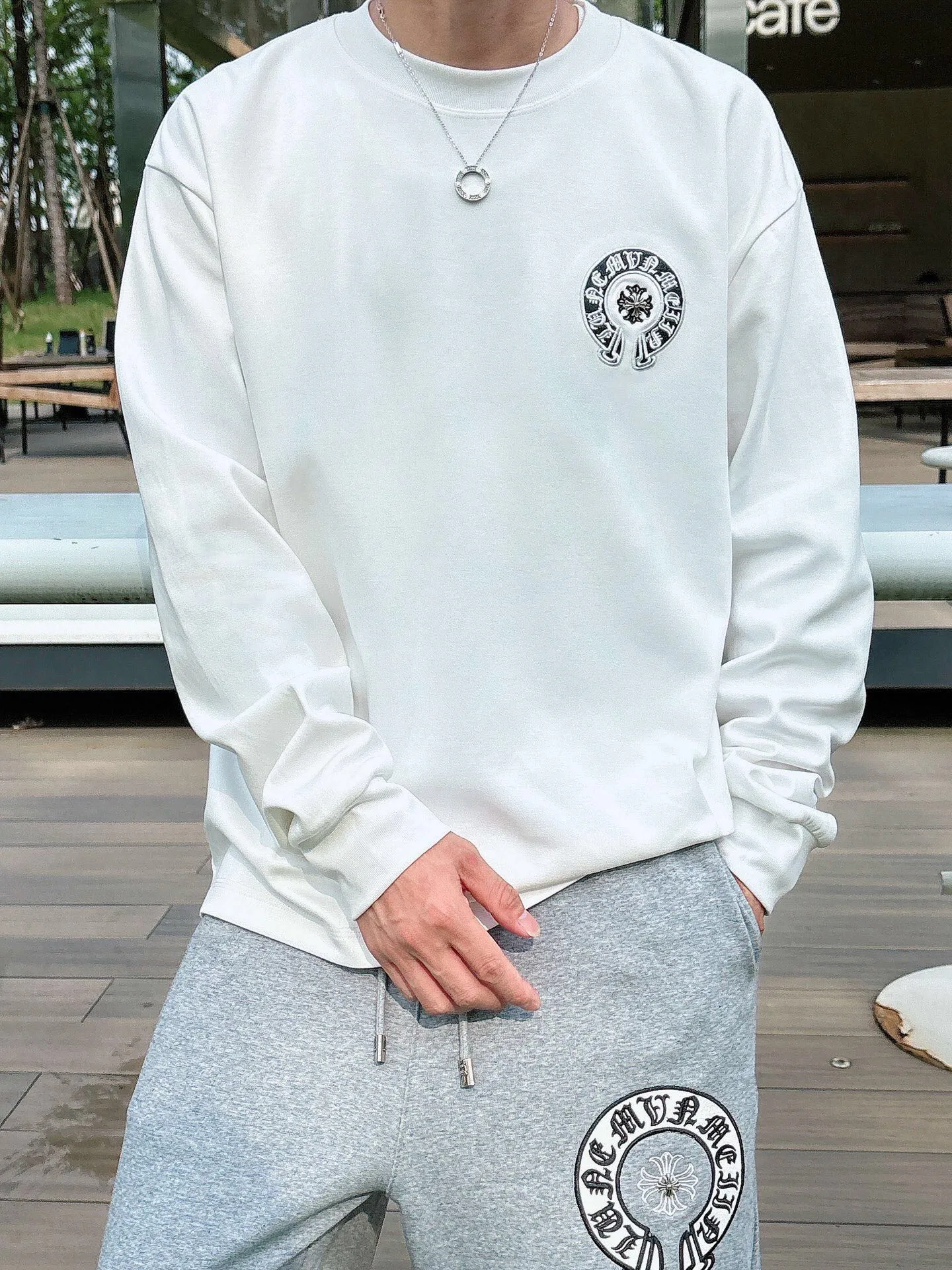 Clothes P 400💰 Pants P 446💰ChromeHearts Chrome Heart Round Neck Long Sleeve Pursuit of quality and absolute guarantee of quality! Using double-sided cotton fabric, the texture is clearly visible, the texture is soft, delicate and smooth, and the customized three-dimensional embroidery and leather patchwork technology is full of drape! The workmanship is fine and the shoulder lines are smooth. All imported chain machines are used to make the shoulder rolling strips. It has a certain thickness and is not made of cheap material but has a shiny feel that is comfortable and not tight on the upper body. It is the most avant-garde street item that can be easily matched by both men and women!  Color: black white Size: m-3xl Style number: 3576➕3750